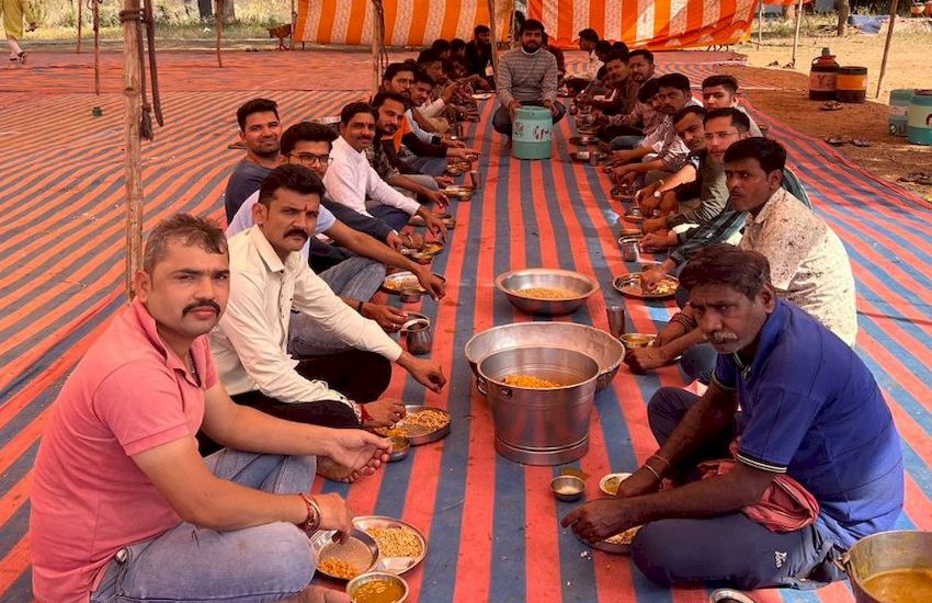 अनूठी नजीर : अब बरबोदनिया में नहीं होता प्लास्टिक बर्तनों का उपयोग