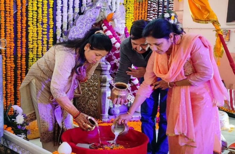 साईं बाबा की चांदी की पादुका का 101 किलो पंचामृत से अभिषेक, रात तक जीमेंगे प्रसादी