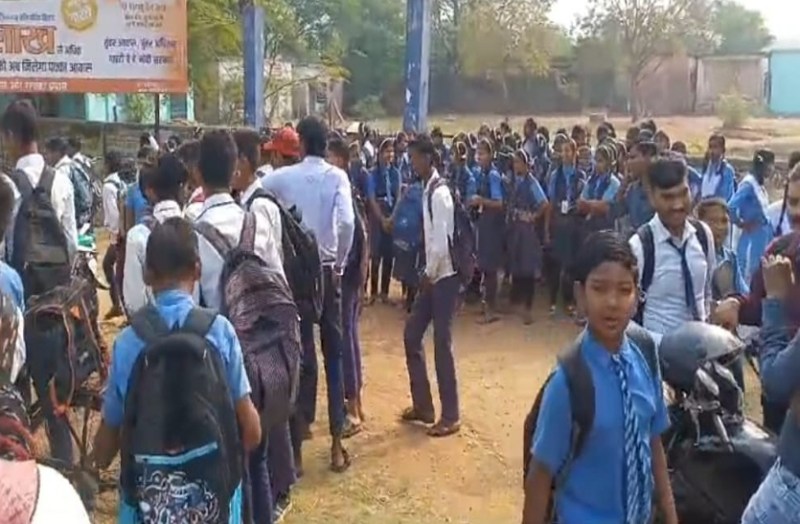 शिक्षकों की कमी से जूझ रहे छात्र-छात्राओं ने स्कूल गेट में लगाया ताला