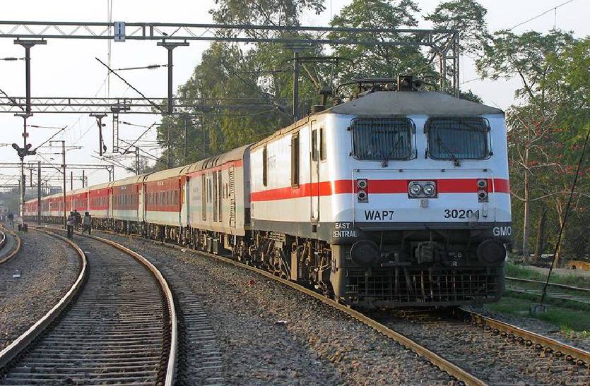 railways_used_latest_technology_in_datia_automatic_signal.jpg