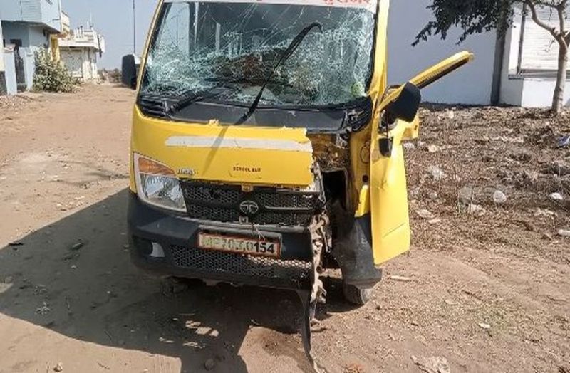 रेलिंग से टकराई स्कूल मैजिक, टला बड़ा हादसा, दर्जनभर बच्चे हुए घायल