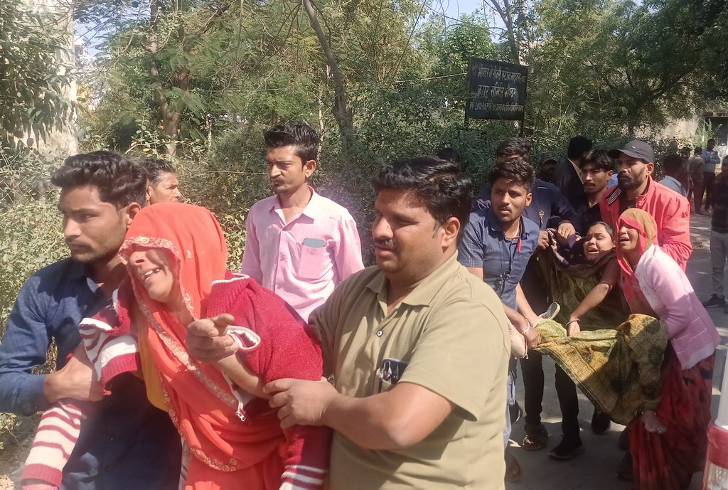 युवक का शव चिकित्सकों के हवाले कर तीन आरोपी फरार