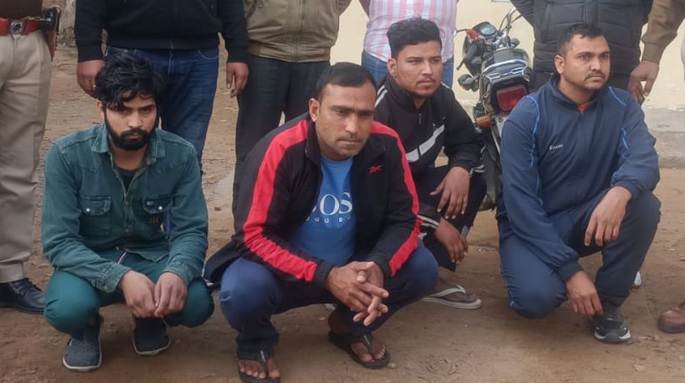दुबई से सोने का बिस्किट ले आया युवक, बेचने की डील करते वक्त पकड़ा गया