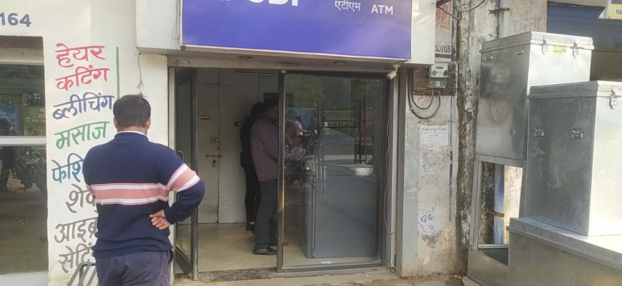 बिना सुरक्षा गार्ड के बूथ