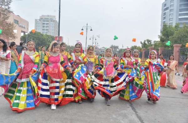 Saree Walkathon : साड़ी वाॅकथाॅन में दिखी देशभर की संस्कृति