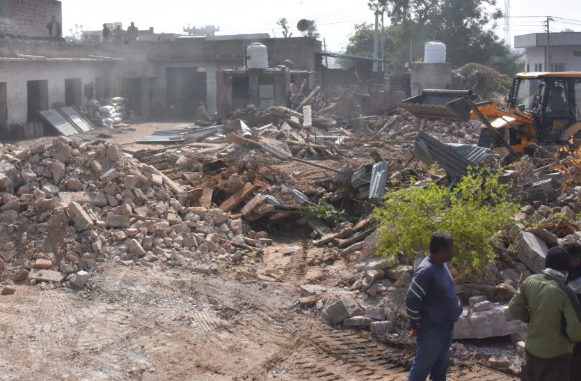 Bulldozer runs on the house of the accused of murdering a student in Nagpur