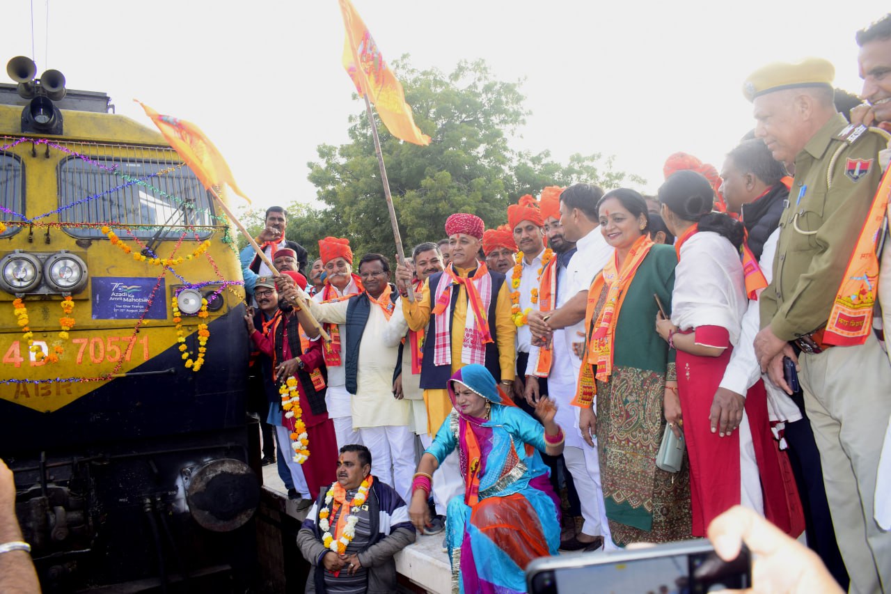 बाड़मेर से रवाना हुई आस्था स्पेशल ट्रेन ,बाड़मेर से रवाना हुई आस्था स्पेशल ट्रेन