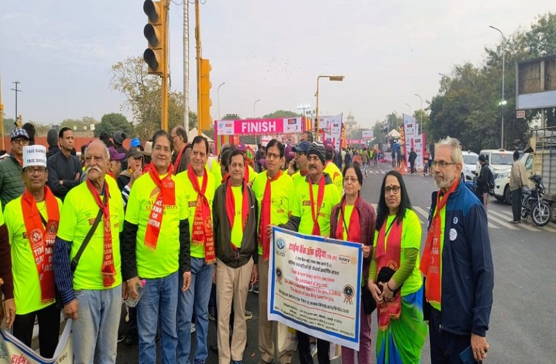 मैराथन: बरखा बहार के बीच जोश-जज्बे के साथ दौड़े