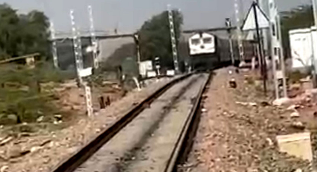 2_express_trains_arrived_on_the_same_track_in_jaisalmer.jpg