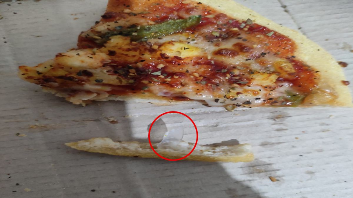 मैनेजर ने ‘प्याज’ कहकर झाड़ा पल्ला, जब पिज्जा बेस में मिला प्लास्टिक का टुकड़ा