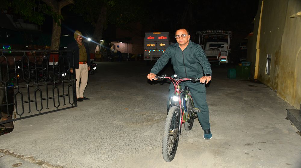 ‘टाइगर’ ने साइकिल पर की सवारी