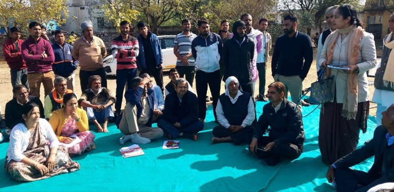 परिजनों का भी रोष फूट पड़ा .. सभी स्कूल में जमा