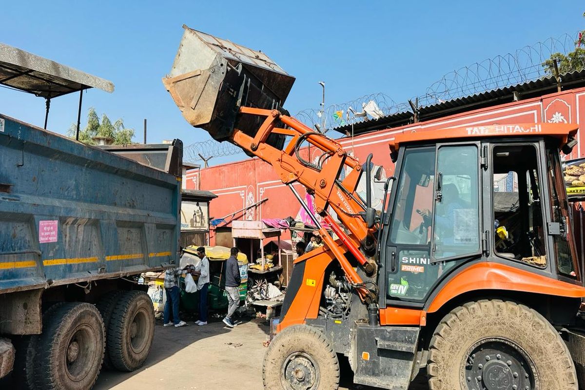 जयपुर में ऐसा क्या हुआ जो 'दुकानें' लेकर ही भागने लगे लोग