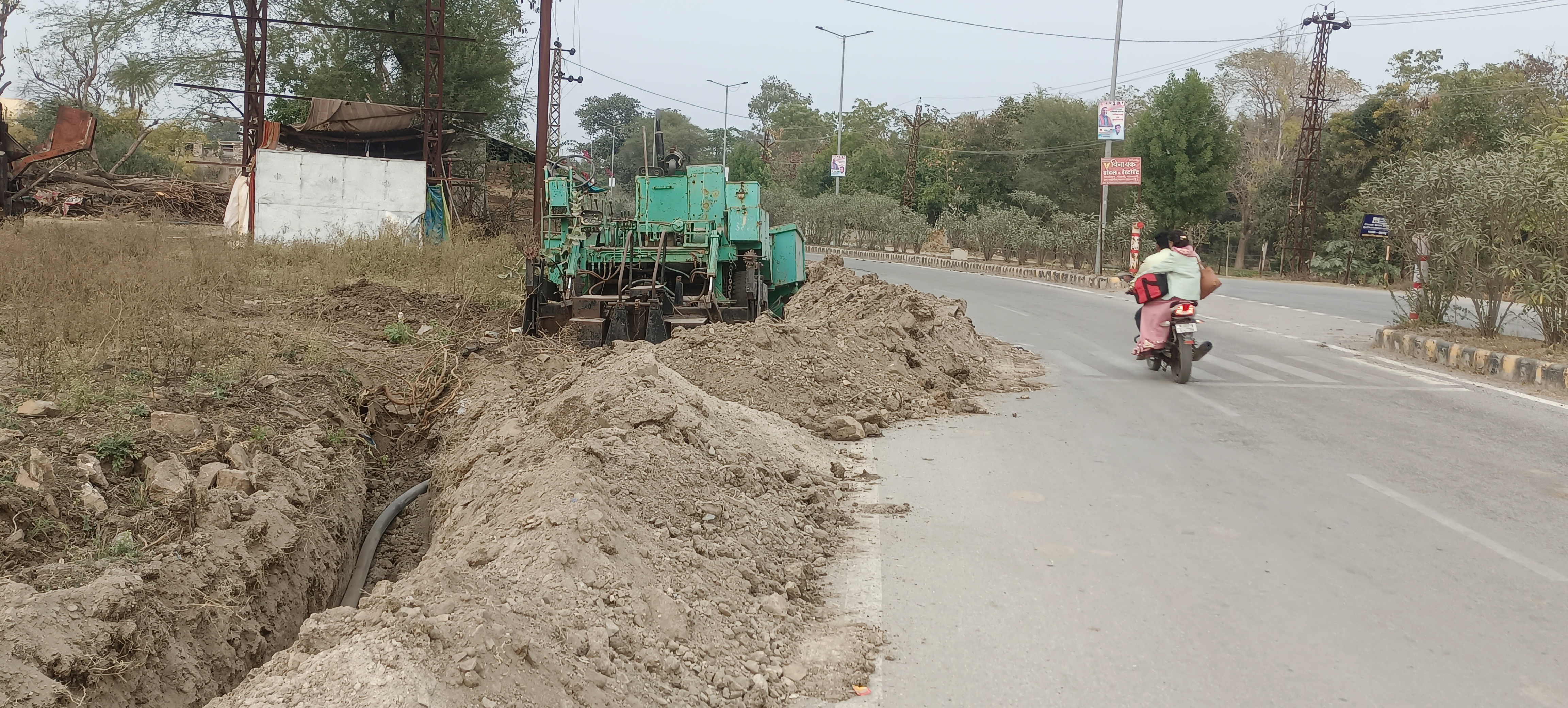 यहां तहसील कार्यालय के सामने विकट मोड़ पर पड़ी मशीन दे रही हादसे को निमंत्रण
