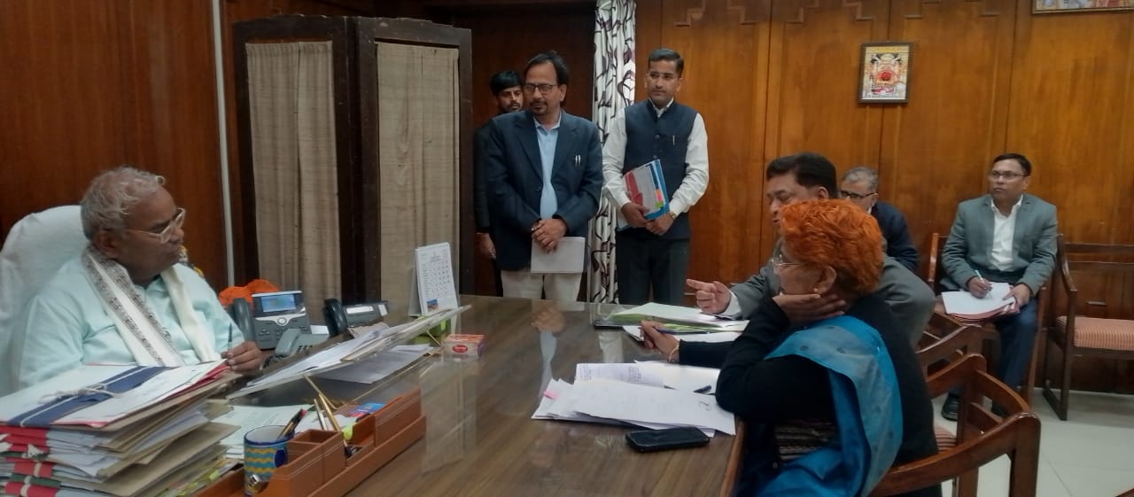 Education news: शिक्षक स्कूलों में पढ़ाने के बजाय कर रहे बाबूगिरी का काम