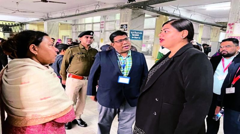 जिला कलक्टर पहुंची अस्पताल