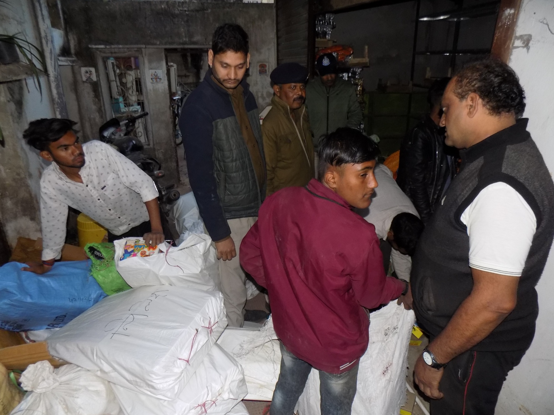 हरदा की घटना के बाद जिम्मेदारों ने ली सुध, कई ठिकानों में दी दबिश, घनी आबादी के बीच मिला पटाखों का भंडार