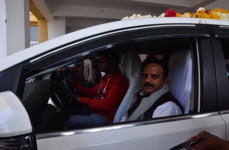 डिप्टी सीएम ने गाड़ी में बैठकर जेएएच का किया निरीक्षण, अधूरे प्रोजेक्टर पर नाराजगी