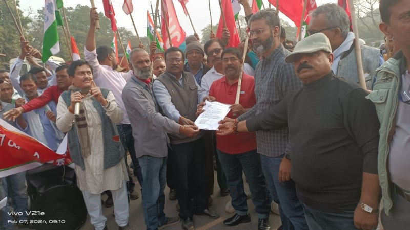 देखो.. ठेका श्रमिकों के लिए एक जुट हुए बीएसपी के यूनियन नेता, प्रदर्शन करने उतरे सड़क पर