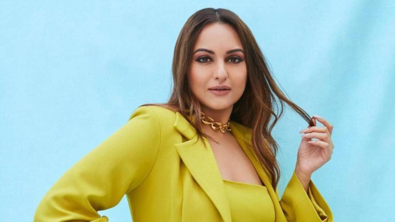 after-actress-sonakshi-sinha-court-takes-strict-stance-on-manager.jpg