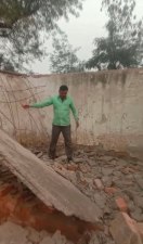 रात में गिरा स्कूल भवन, सुबह मिला मलबा