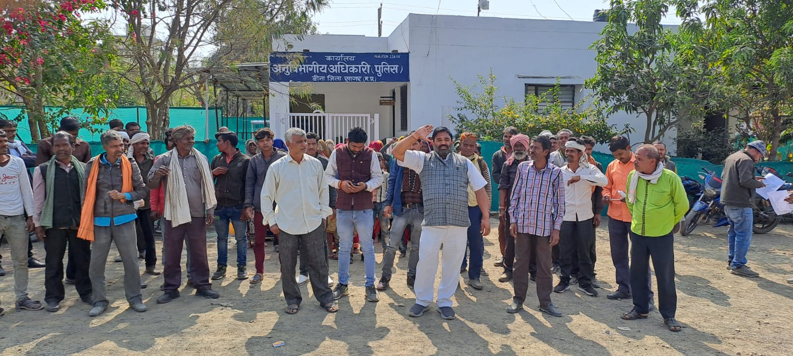 एसडीओपी कार्यालय के बाहर प्रदर्शन करते हुए