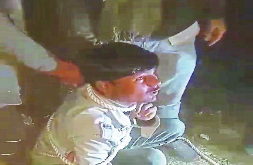 वीडियो: मोटरपंप चोरी करते पकड़ाए बदमाश, रस्सी से बांधकर पीटा
