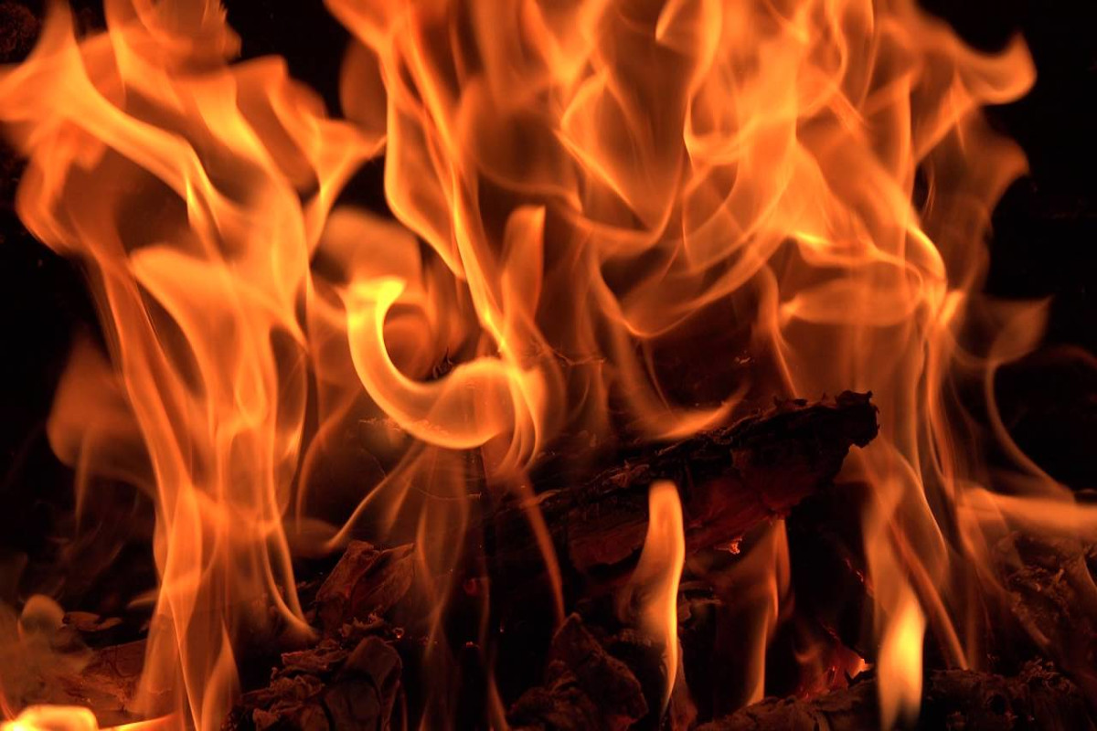 Video: ओम प्रकाश यादव के घर में खड़ी गाड़ी में लगाई आग, मच गया हंगामा
