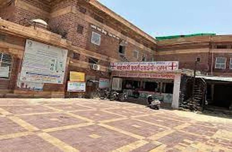 महिला के इलाज को लेकर गुस्साए परिजन ने रेजीडेंट डॉक्टरों को पीटा