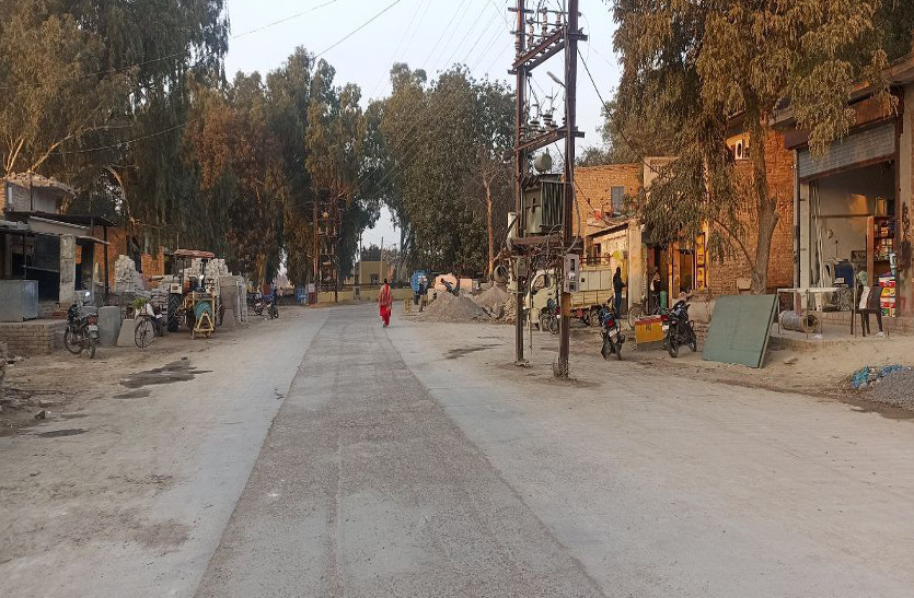 यहां सडक़ के बीच लगे हैं विद्युत ट्रांसफार्मर