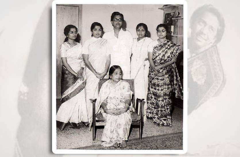 lata_mageshkar_with_family.jpg