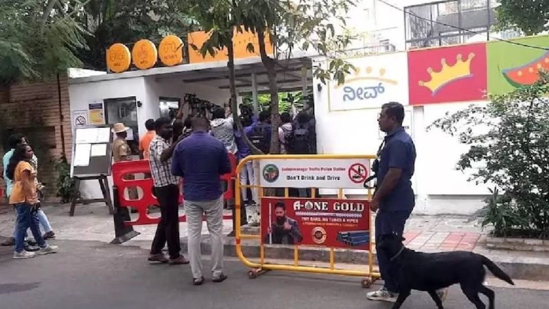 चेन्नई के स्कूल के बाहर तैनात पुलिस बल और अभिभावक