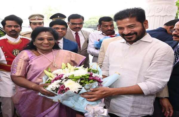 राज्यपाल तमिलिसाई साउंडराजन ने अभिभाषण में कहा कि उनकी सरकार टीएसपीएससी के माध्यम से 2 लाख नौकरियां भरने के लिए प्रतिबद्ध है। उन्होंने कहा कि मूसी रिवरफ्रंट के बड़े पैमाने पर विकास कार्य किए जाएंगे। वह नदी एक बार फिर हैदराबाद की जीवन रेखा बन जाएगी। वर्तमान में तेलंगाना में एक जनता के लिए और जनता द्वारा चुनी गई सरकार। उन्होंने कहा कि वह तत्कालीन मनमोहन सरकार के साथ-साथ राज्य के गठन में साथ आए दलों और व्यक्तियों के आभारी हैं।