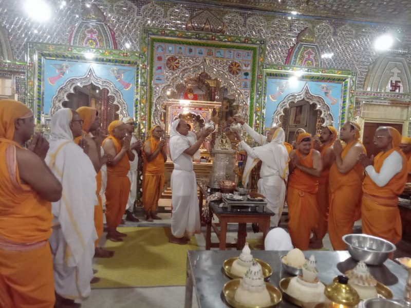 देखें video: भगवान आदिनाथ का निर्वाण महोत्सव- स्वर्ण कलशों से अभिषेक, शांतिधारा के साथ अनुष्ठान