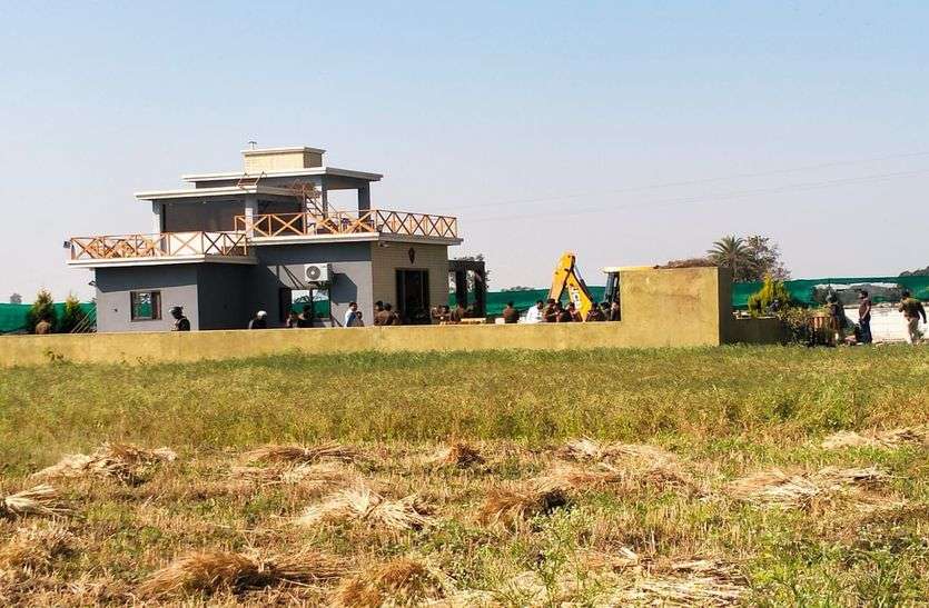 JCB runs on smuggler Babu Sindhi farm house in #Neemuch