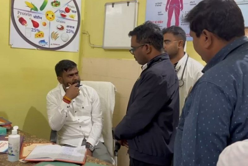 विधायक रामकुमार पहुंचे अस्पताल, हाजिरी रजिस्टर देखकर बीएमओ पर भडक़े, कहा- यहां सिर्फ मनमानी चल रही है
