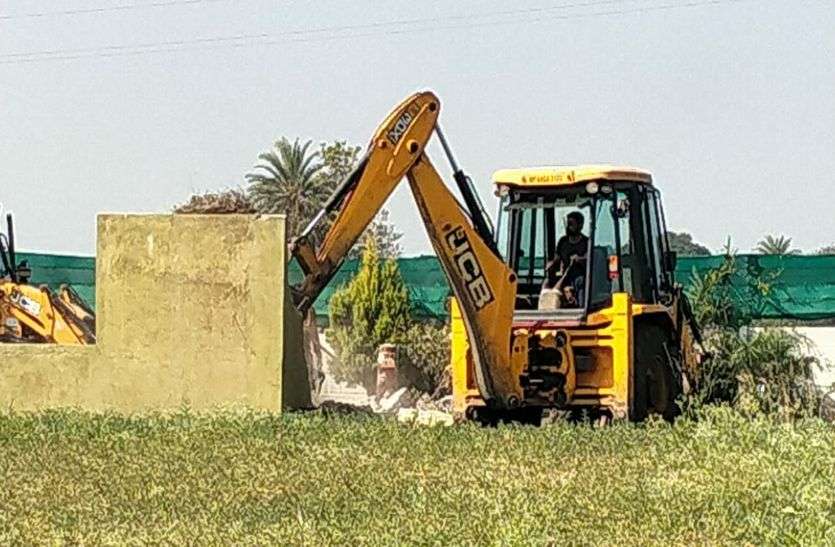 JCB runs on smuggler Babu Sindhi farm house in #Neemuch