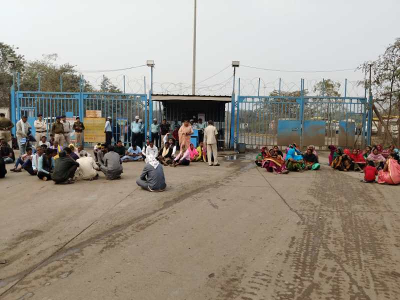 केएसके वर्धा पावर प्लांट के मुख्य गेट में तालाबंदी कर धरने पर बैठे भू-विस्थापित