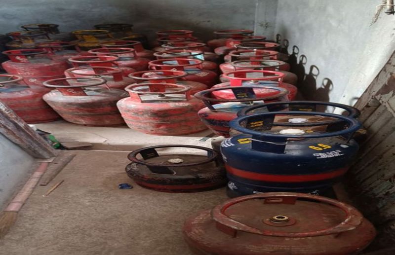 अब जागे अफसर: रिहायशी इलाकों में अवैध गैस रिफिलिंग, 225 सिलेंडर जब्त