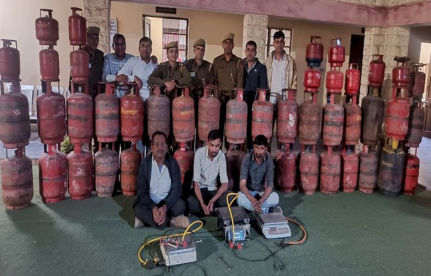 किराणा दुकानों में गैस का अवैध रिफिलिंग, 45 सिलेण्डर जब्त