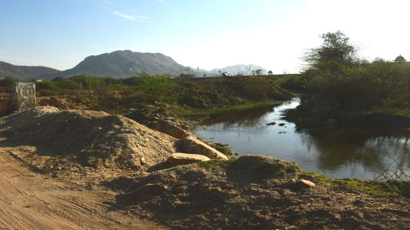 बांडी नदी का घोंट रहे गला, बहाव क्षेत्र बदलने का प्रयास