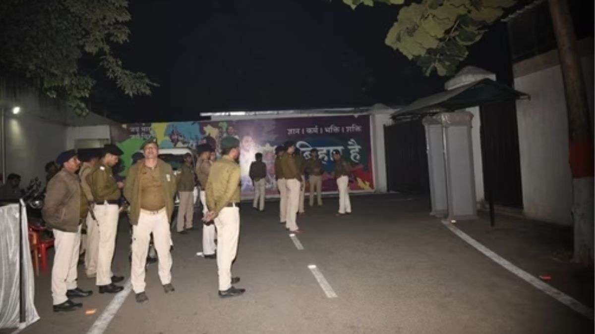 तेजस्वी यादव के आवास के बाहर भारी पुलिस बल