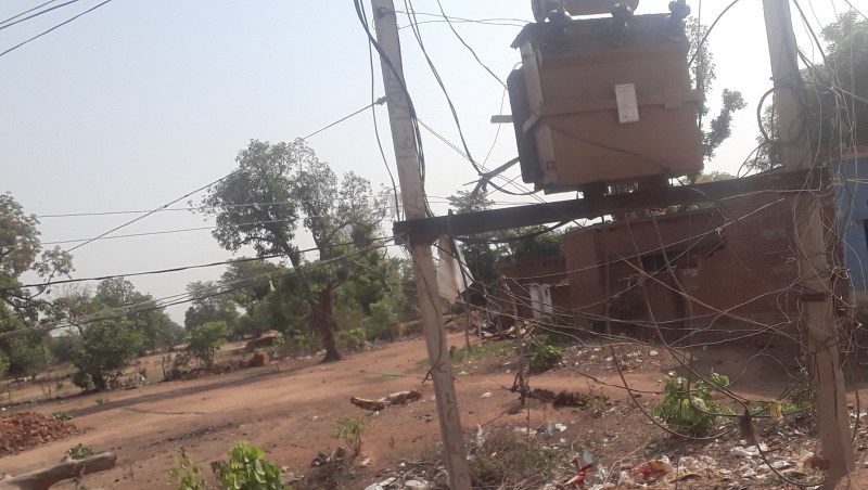 ट्रासफार्मर में लगा तारों का मकडज़ाल व झूलने तार