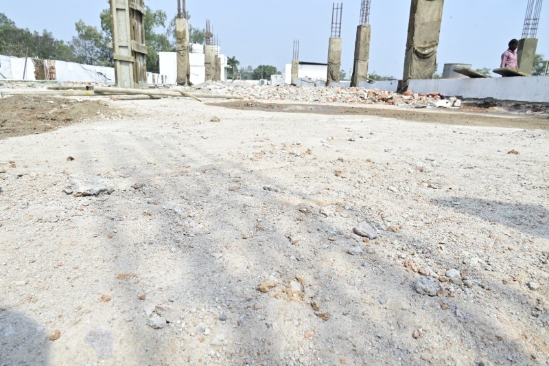 बच्चों के सिर पर खतरा, लैब निर्माण से भवन की छत का गिरने लगा प्लास्टर