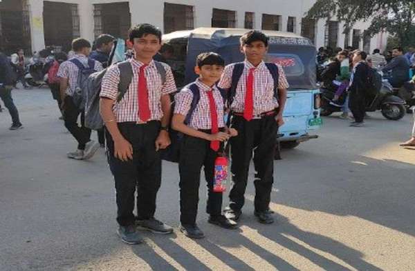 सिस्टम सरकारी है... इंग्लिश मीडियम में बंट रही हिन्दी स्कूलों की यूनिफॉर्म