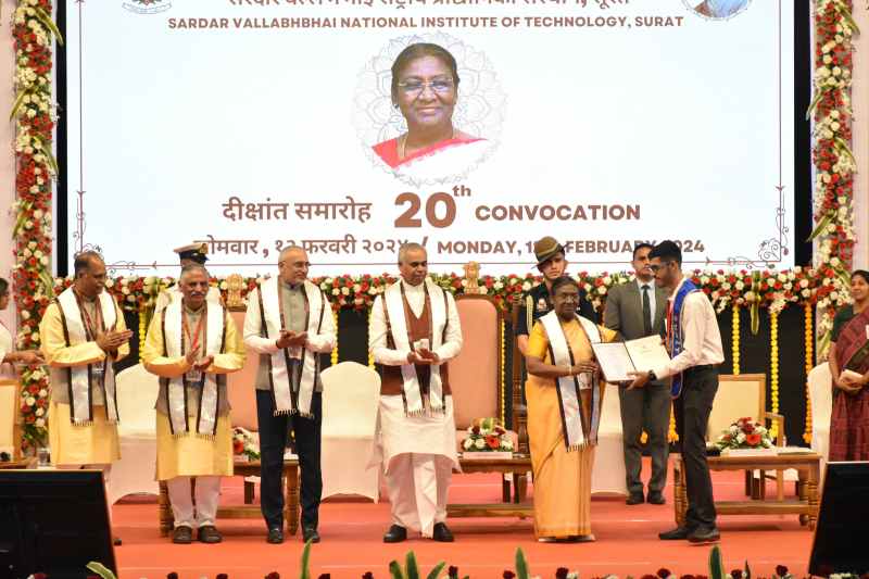 SVNIT Convocation : राष्ट्रपति द्रौपदी मुर्मू ने विद्यार्थियों को डिग्री से किया सम्मानित