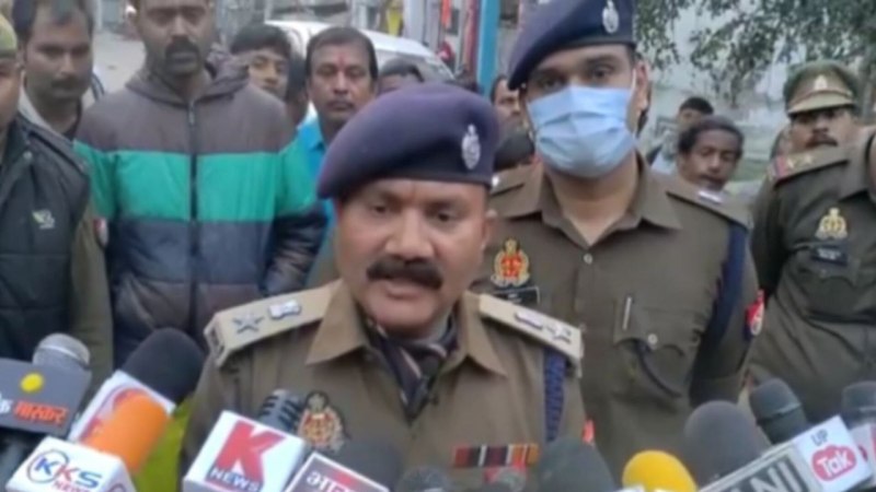 पत्नी और मासूम बेटी की हत्या कर पति ने खुद को भी किया घायल, 10 घंटे बैठा रहा शव के पास