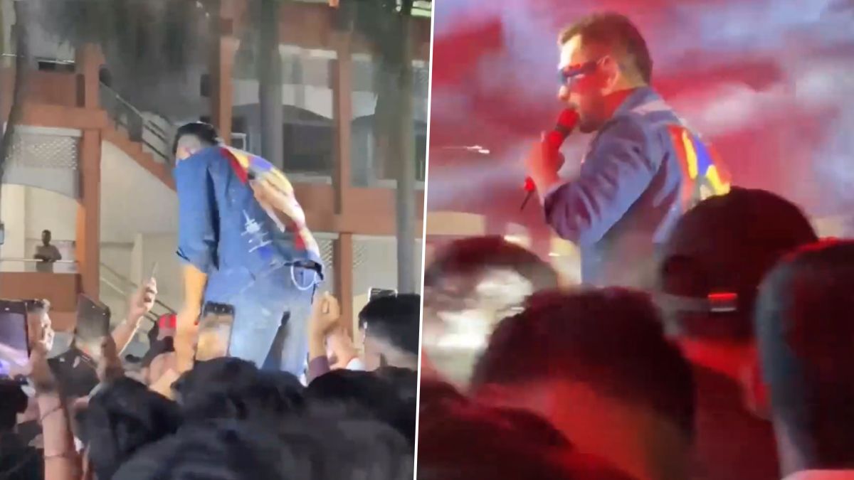watch_aditya_narayan_hits_her_fan_during_live_concert_and_throws_his_mobile_phone_away_in_crowd.jpg