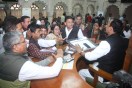 आयुक्त को बुलाने व विजयराज पर कार्रवाई के लिए भाजपा पार्षदों का हंगामा, आसंदी घेर जमीन पर बैठे