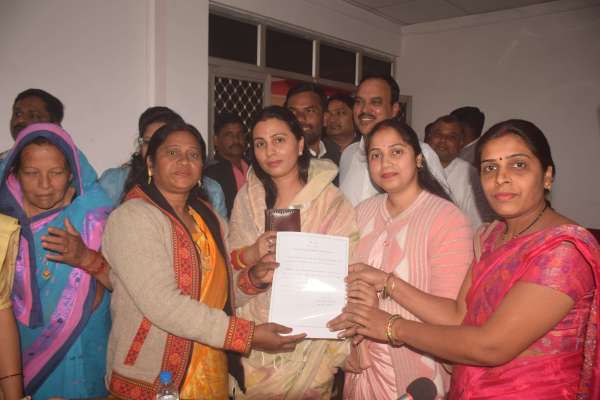 कॉग्रेस से भाजपा मे शामिल अध्यक्ष बनी  